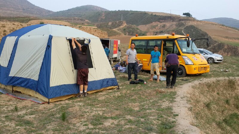 志愿者風(fēng)餐露宿，天作帳，地當(dāng)床